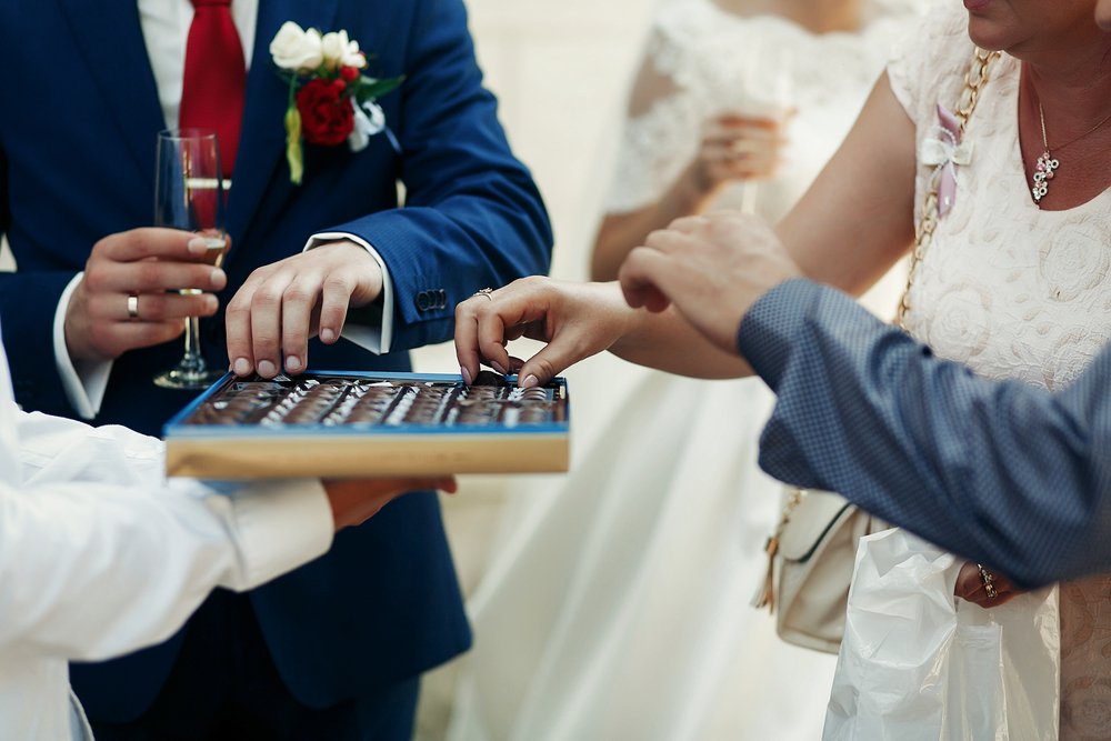 How Can Gourmet Chocolate and Caramel Apples Inspire Wedding Dessert Ideas